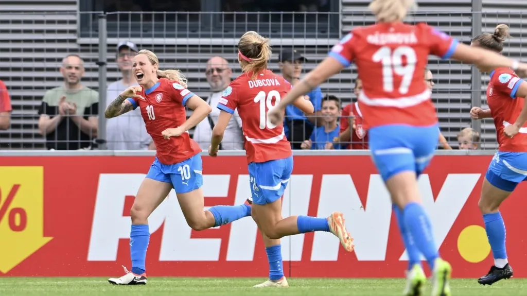 Kateřina Svitková slaví gól do sítě Španělek