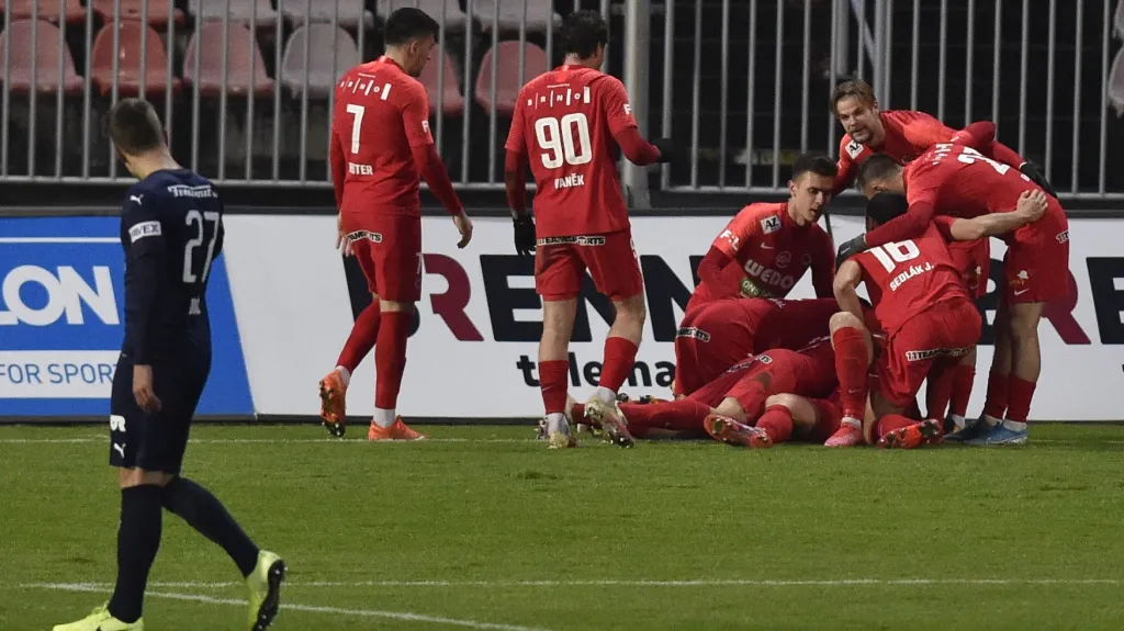 Fotbalisté Brna se radují z gólu v utkání se Slováckem