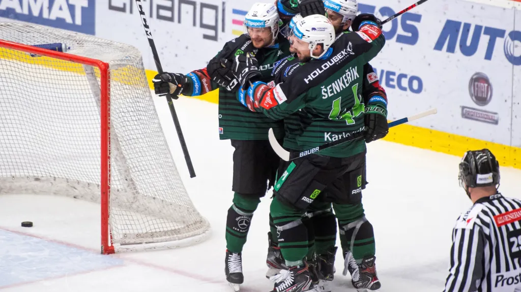 Hokejisté Karlových Varů se radují z gólu