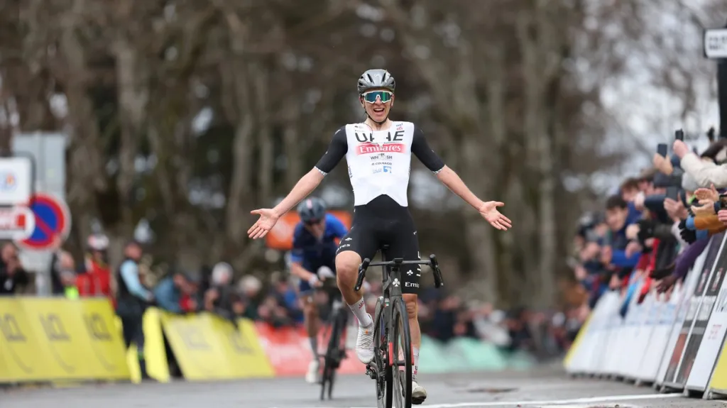 Slavící Tadej Pogačar na závodě Paříž–Nice