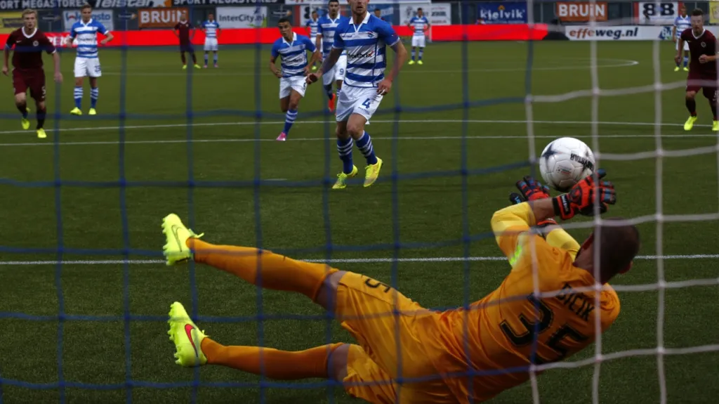 David Bičík ze Sparty chytá penaltu Maikela van der Werffa ze Zwolle