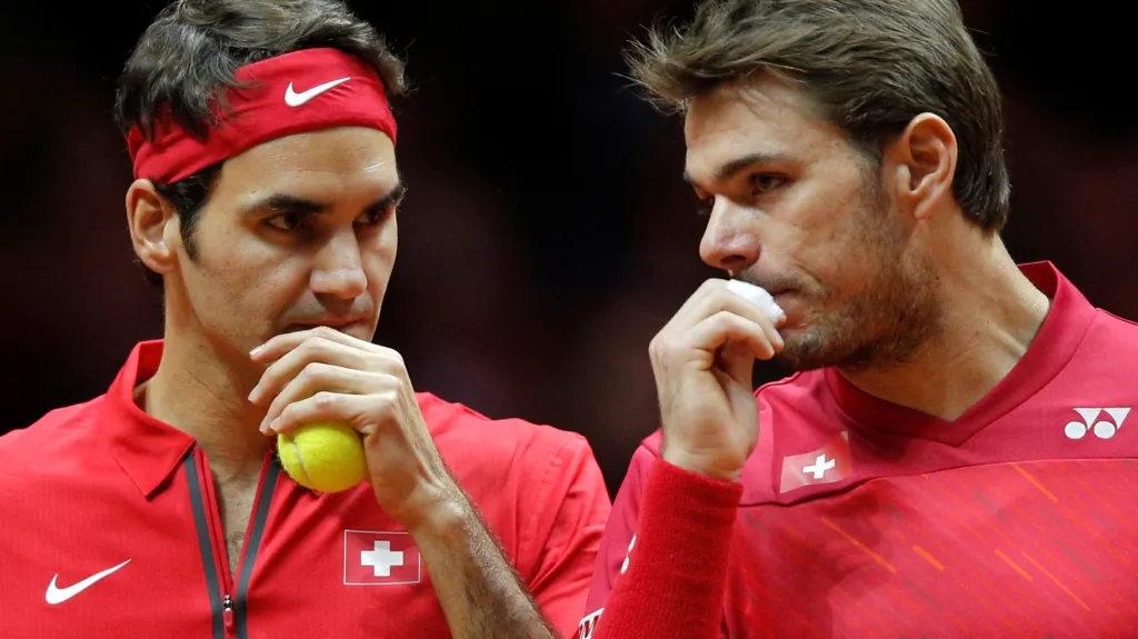 Roger Federer (vlevo) a Stanislas Wawrinka během finále Davis Cupu