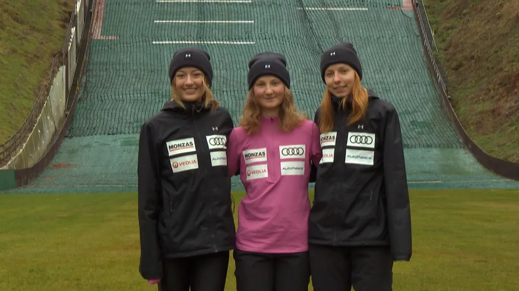 Skokanky na lyžích Veronika Jenčová, Klára Ulrichová a Karolína Indráčková