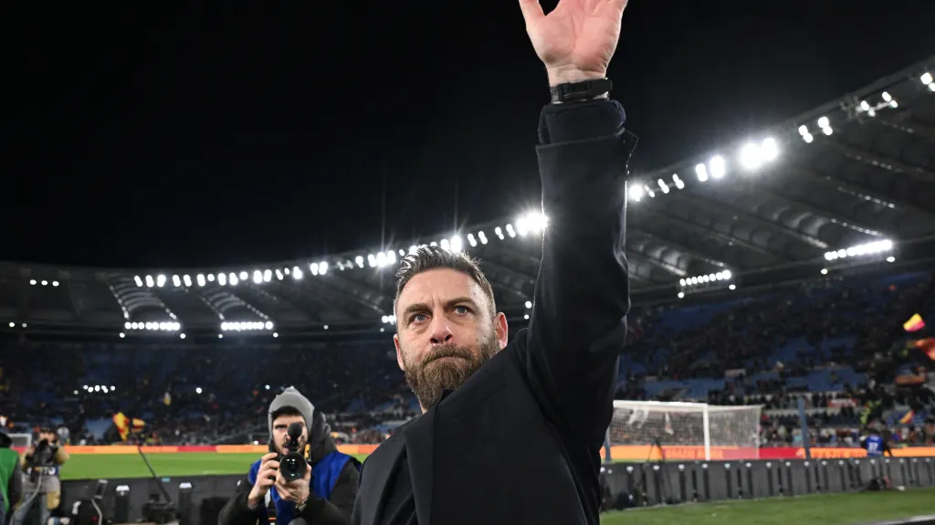 Trenér AS Řím Daniele de Rossi slaví vítězství