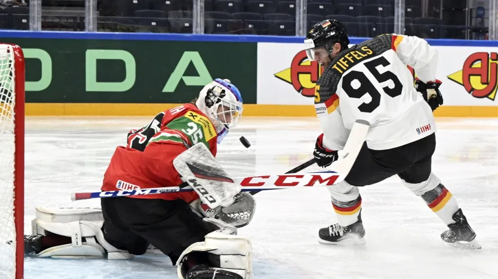 Němec Frederik Tiffels se snaží překonat Dominika Horvatha z Maďarska