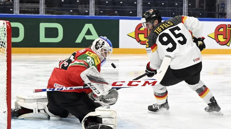 Němec Frederik Tiffels se snaží překonat Dominika Horvatha z Maďarska