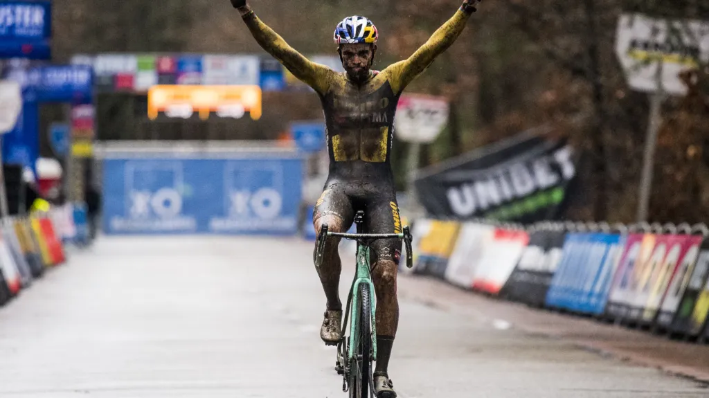 Wout Van Aert se raduje z vítězství