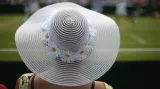 Povinná výbava každé dámy na Wimbledonu. I kvůli slunci