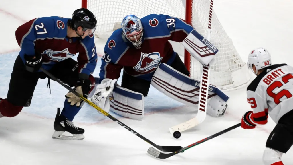 Brankář Pavel Francouz zasahuje