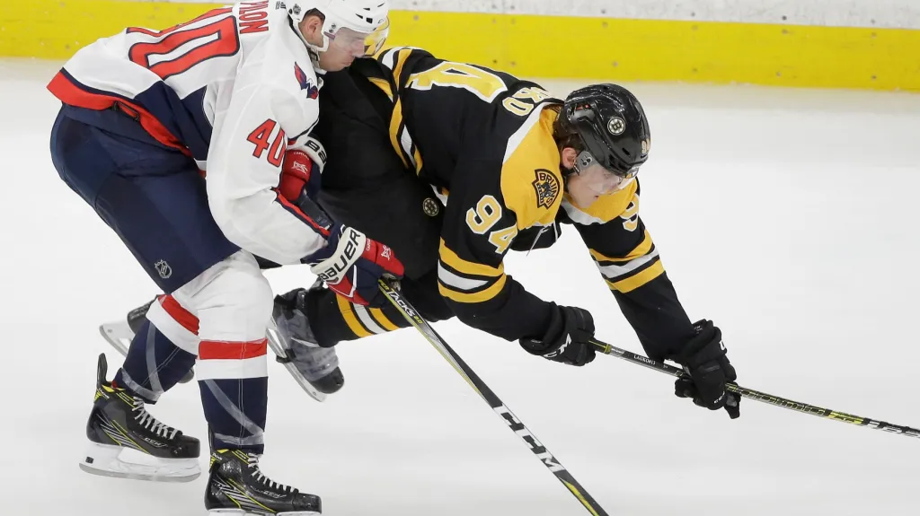 Talentovaný útočník Jakub Lauko ve službách Bostonu (v černém)