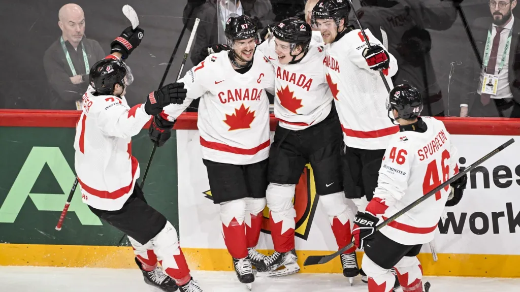 Kanaďané v čele s kapitánem Sidneym Crosbym slaví