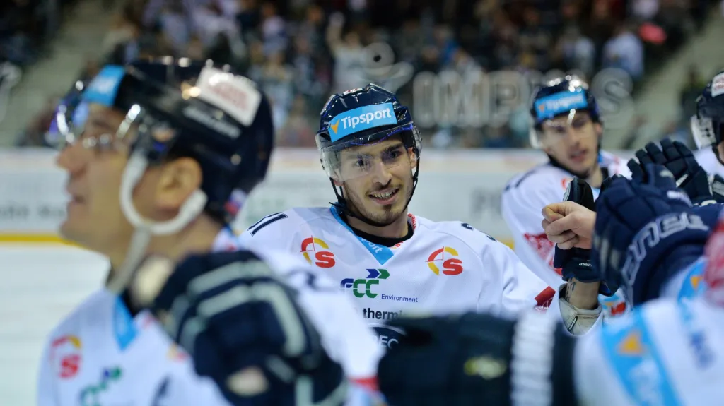 Dominik Lakatoš z Liberce přijímá gratulace od spoluhráčů