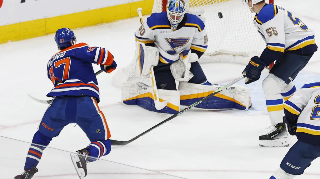 Connor McDavid z Edmontonu překonává Jordana Binningtona ze St. Louis