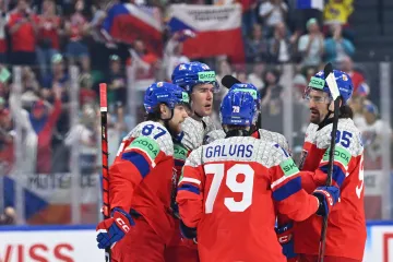 Michal Kovařčík (číslo 87) v diskusi se spoluhráči