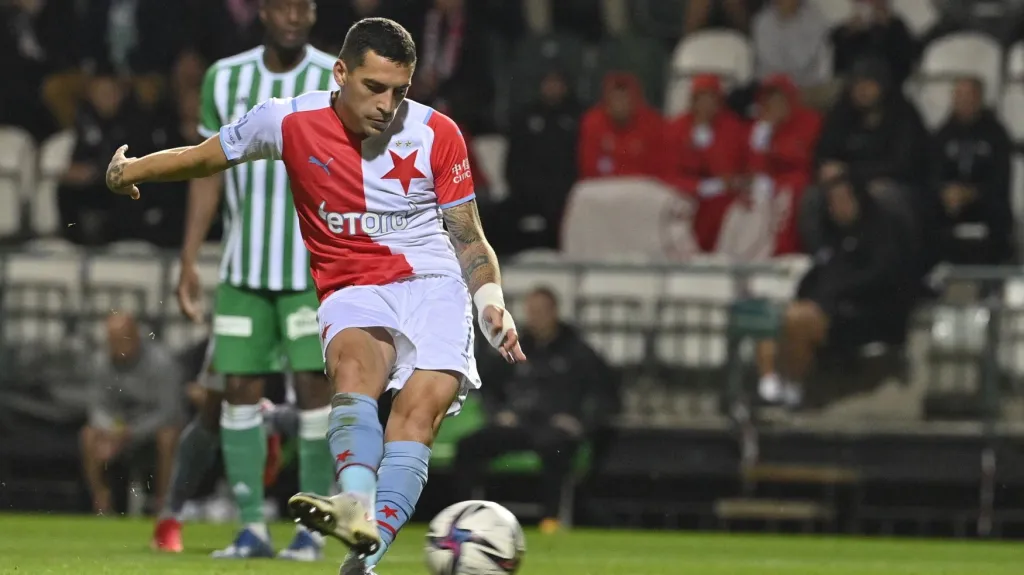 Nicolae Stanciu ze Slavie střílí gól z pokutového kopu