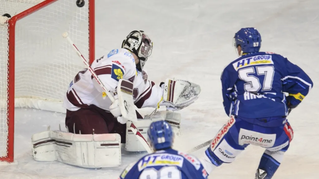 Jan Hruška z Brna střílí gól do branky Pöpperleho