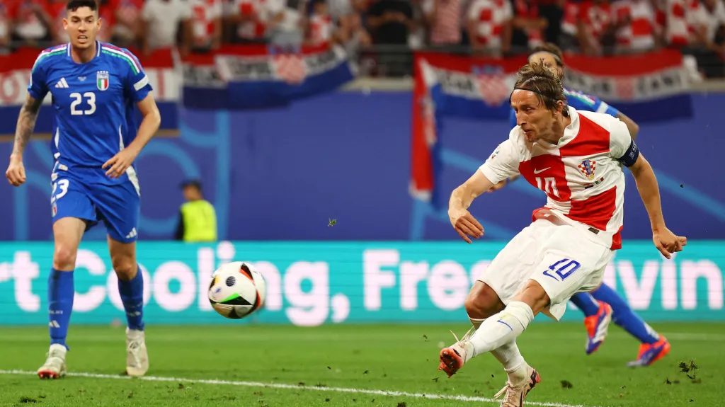 Luka Modrič dává gól do branky Italů
