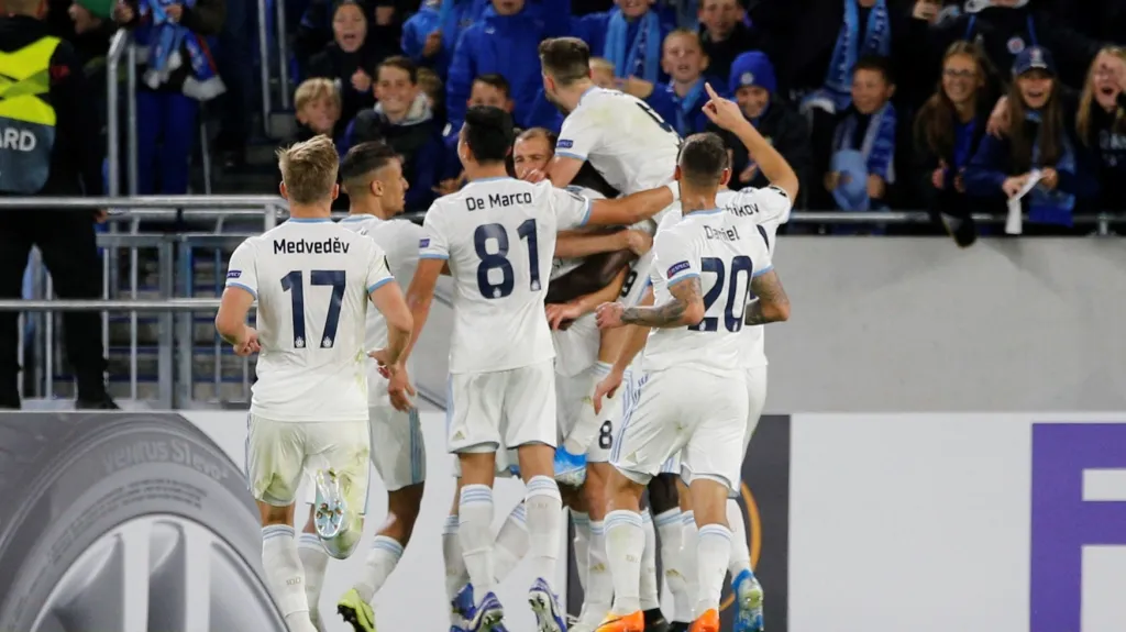 Fotbalisté Slovanu Bratislava se radují z gólu v Evropské lize