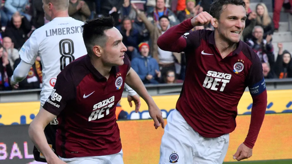 Vjačeslav Karavajev (vlevo) a David Lafata slaví gól proti Plzni