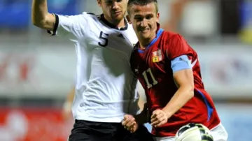 Tomáš Pekhart bojuje o míč s Janem Kirchhoffem