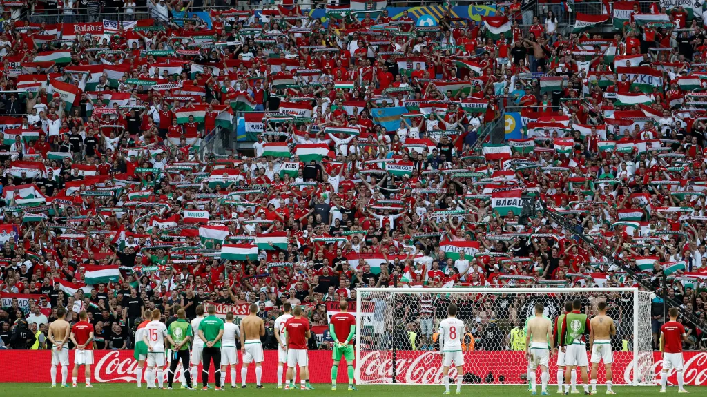 Maďarští fotbalisté s fanoušky