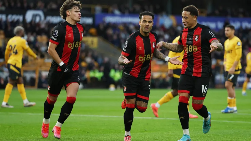 Justin Kluivert slaví branku se spoluhráči