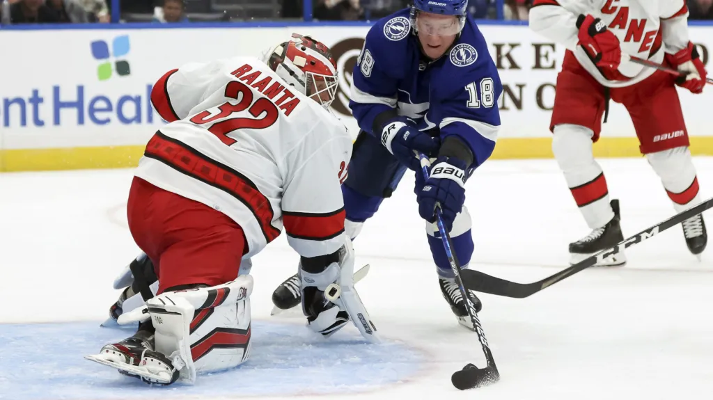 Ondřej Palát zakončuje proti Antti Raantovi