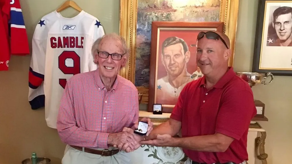 Dick Gamble (vlevo) přebírá ztracený prsten