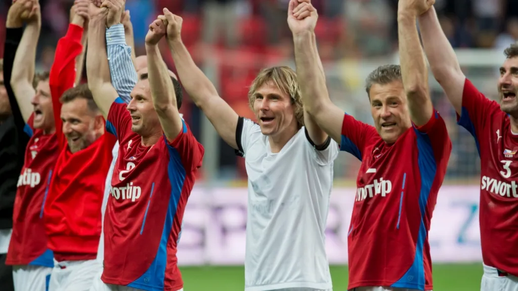 Zleva Michal Horňák, Karel Poborský, Radoslav Látal, kapitán týmu Pavel Nedvěd, Pavel Hapal a Jan Suchopárek