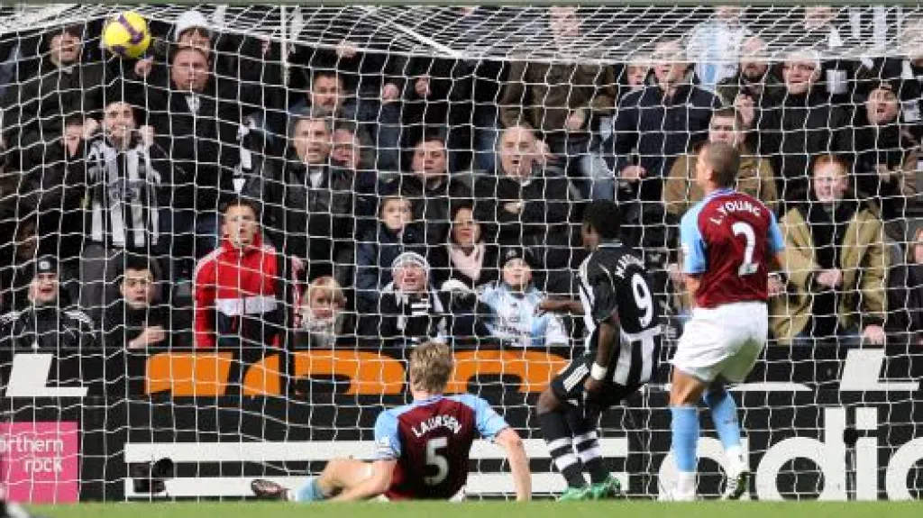 Aston Villa dostává gól