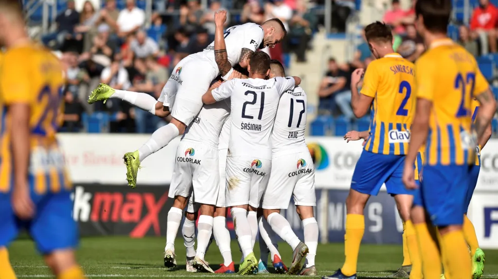 Fotbalisté Slovácka oslavují gól proti Opavě