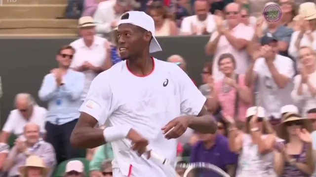 Eubanks postupuje, vyřadil i Tsitsipase