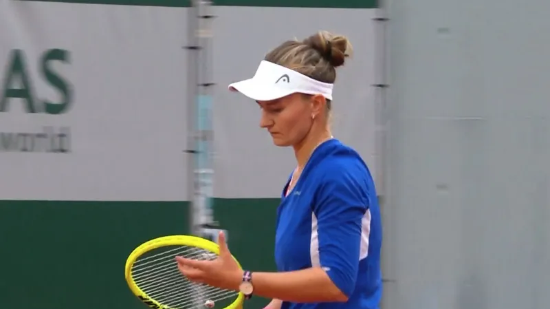 Krejčíková je v Paříži v osmifinále, Siniaková končí