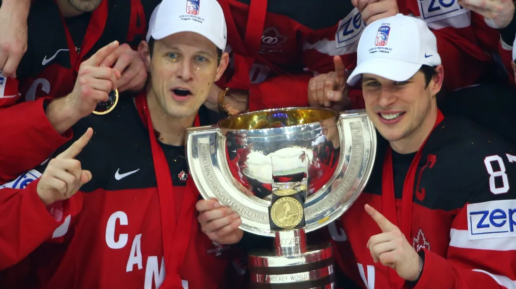 Kanaďané Jason Spezza (vlevo) a Sidney Crosby s pohárem pro vítěze mistrovství světa