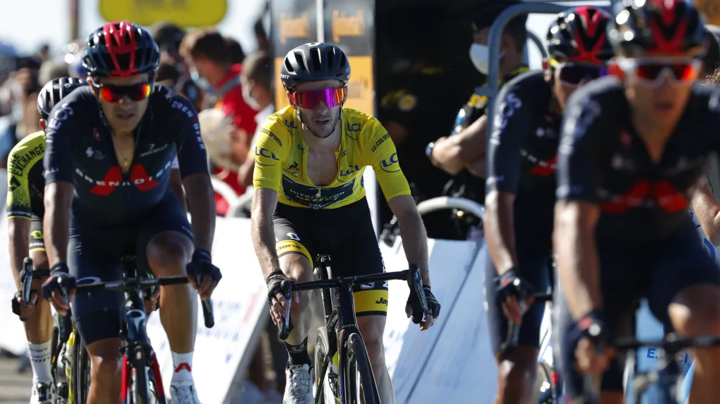 Adam Yates v obklopení jezdců Ineos Grenadiers