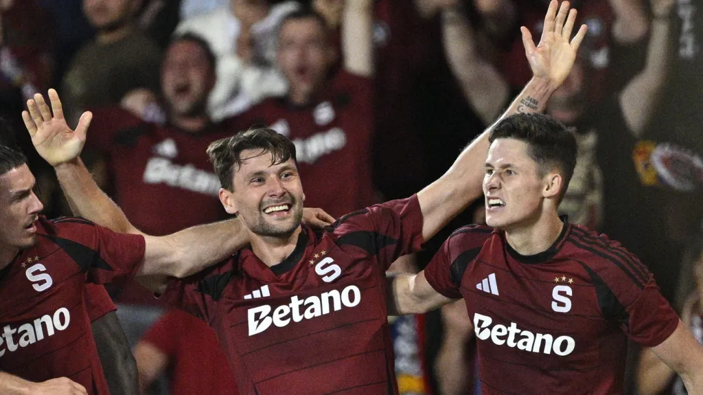 Kaan Kairinen (uprostřed) a Martin Vitík (vpravo)