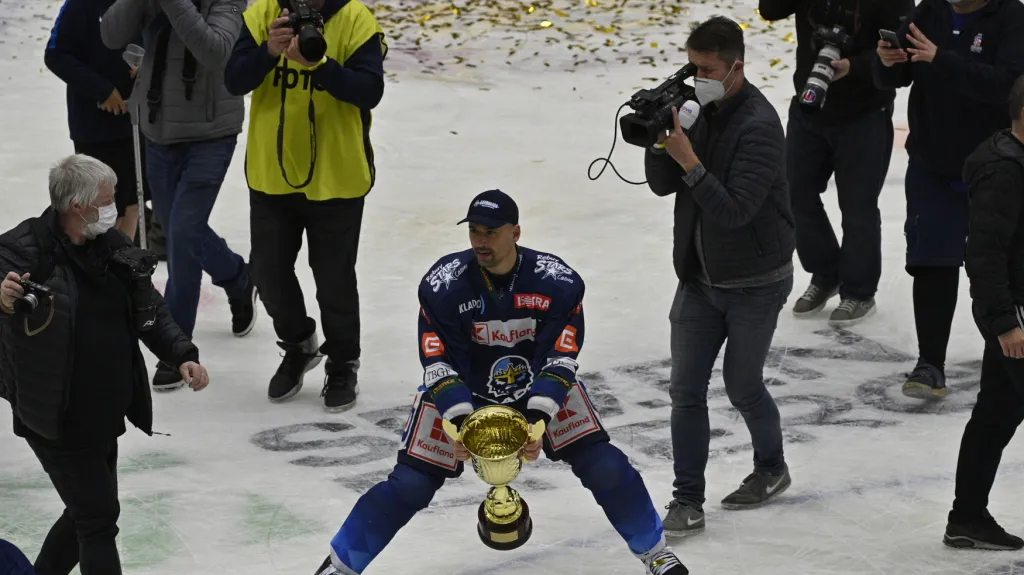 Tomáš Plekanec slaví postup Kladna do extraligy