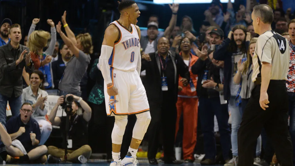 Russell Westbrook z Oklahomy slaví s fanoušky