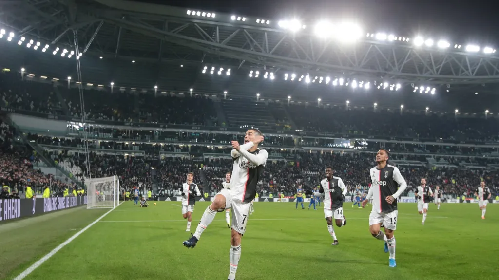 Cristiano Ronaldo oslavuje se spoluhráči z Juventusu gól