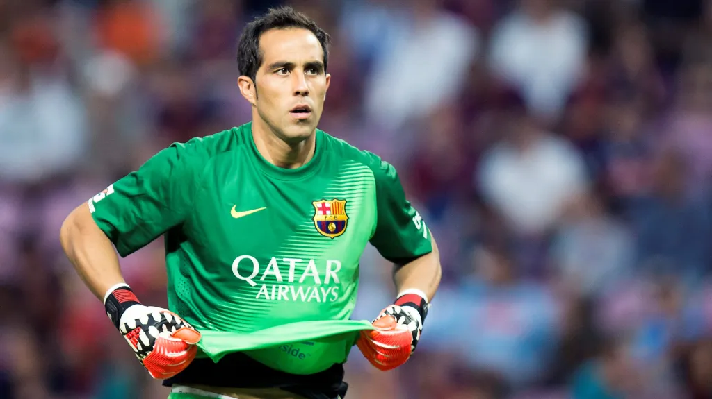 Brankář Barcelony Claudio Bravo
