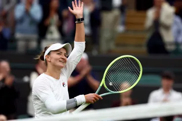 Barbora Krejčíková se raduje z postupu na Wimbledonu