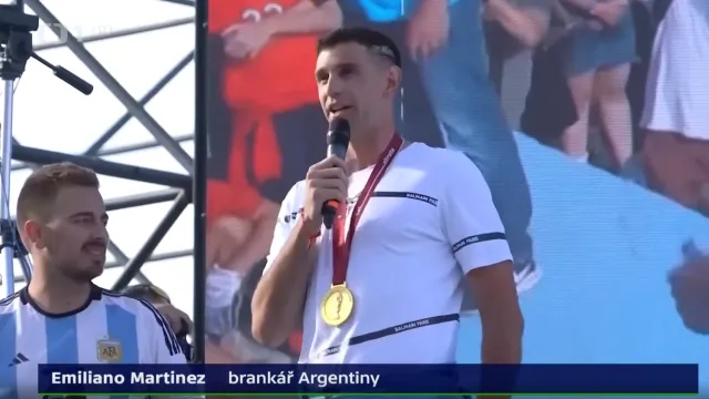 Martinez pokračoval v oslavách do svého rodného města