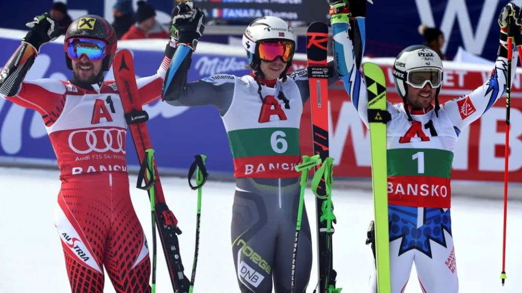 Marcel Hirscher (vlevo) oslavuje druhé místo v obřím slalomu a zisk křišťálového glóbu