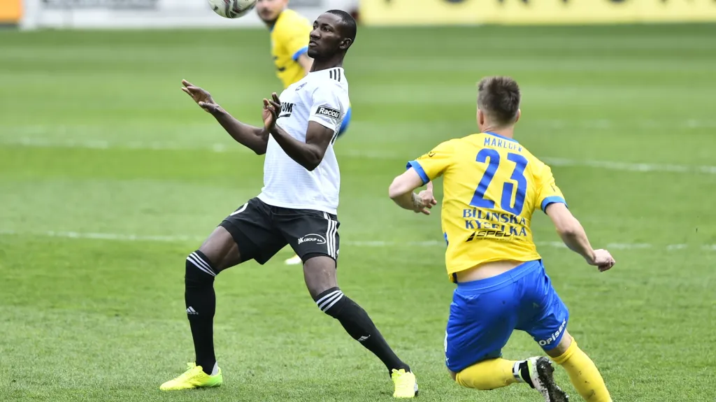 Lukáš Mareček v souboji o míč