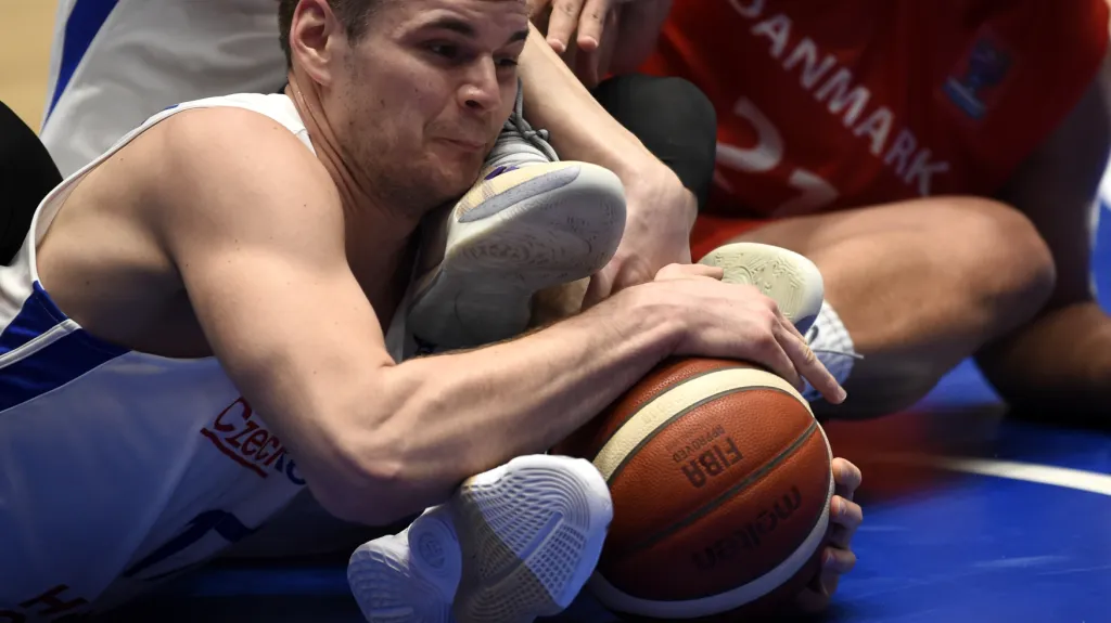 Basketbalový reprezentant Jaromír Bohačík bojuje o míč