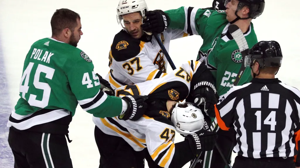 Obránce Dallasu Roman Polák (vlevo) při bitce v utkání s Bostonem