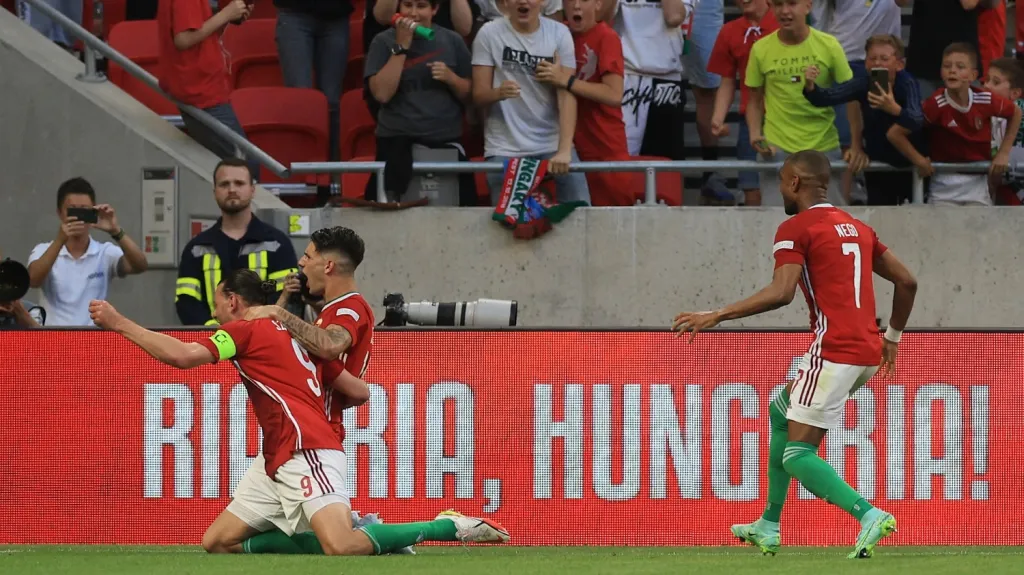 Maďarští fotbalisté slaví gól Dominika Szoboszlaie