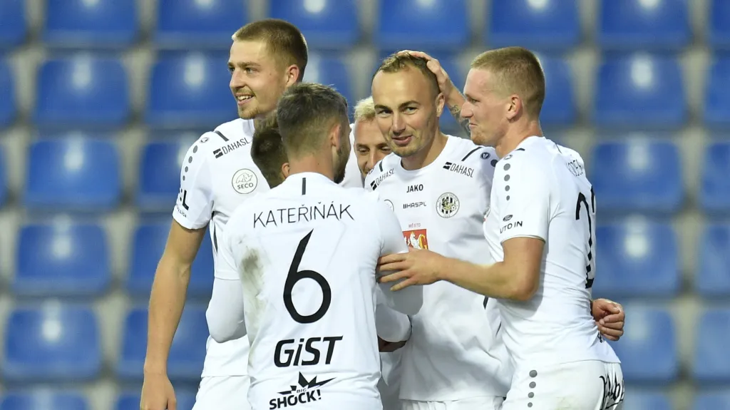 Fotbalisté Hradce Králové oslavují branku