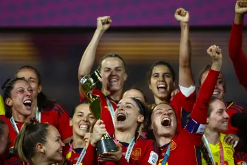 Španělské fotbalistky slaví zisk trofeje na MS