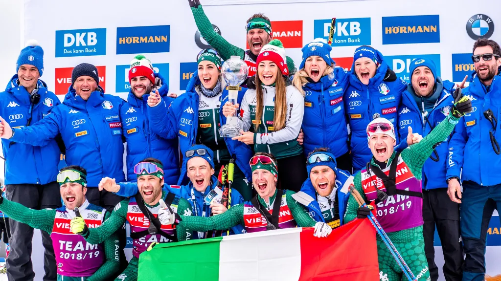 Dorothea Wiererová slaví s italským týmem zisk velkého křišťálového glóbu